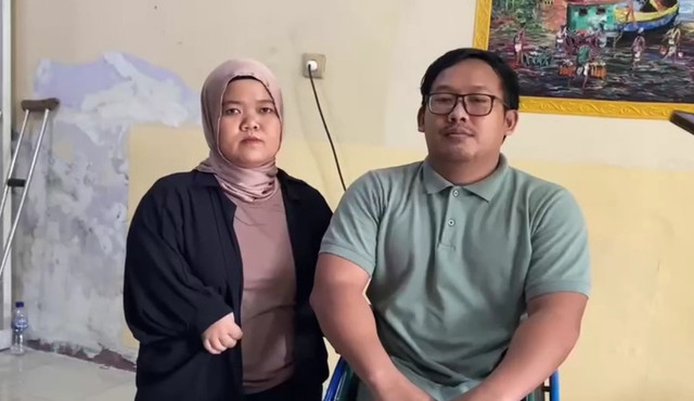 Indah Permatasari dan Bustomi, atlet disabilitas angkat besi. Dok: kumparan