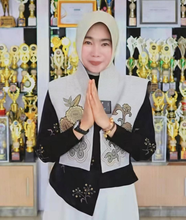 Kepalan Dinas Pendidikan dan Kebudayaan Kalbar, Rita Hastarita. Foto: Dok. Instagram @rita_bersamakalian