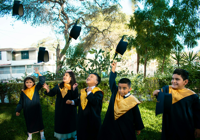 ilustrasi Perpisahan Sekolah. Foto: Unsplash.