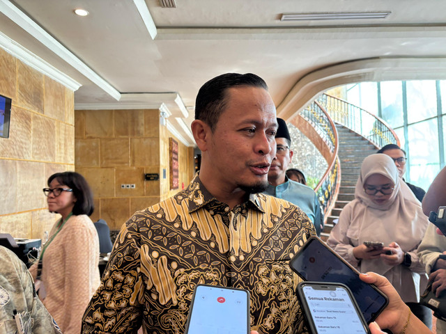 Walikota Pekanbaru, Agung Nugroho menjawab pertanyaan wartawan saat ditemui di Aryaduta Pekanbaru, Riau pada Kamis (18/6). Foto: Abid Raihan/kumparan