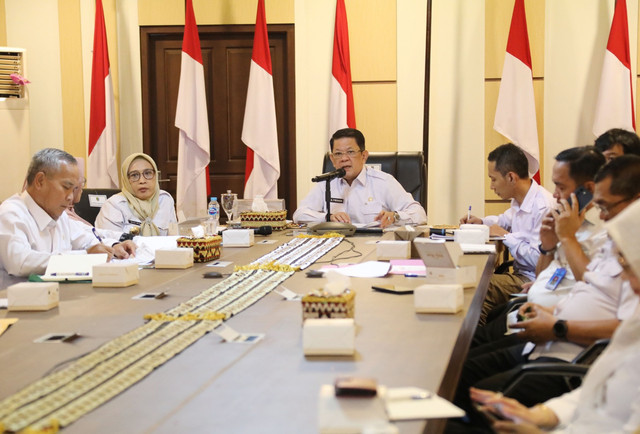 Pj. Sekda Provinsi Lampung, M. Firsada saat memimpin rapat koordinasi dengan Kementerian Perlindungan Pekerja Migran Indonesia (KP2MI) | Foto : Dok. Adpim