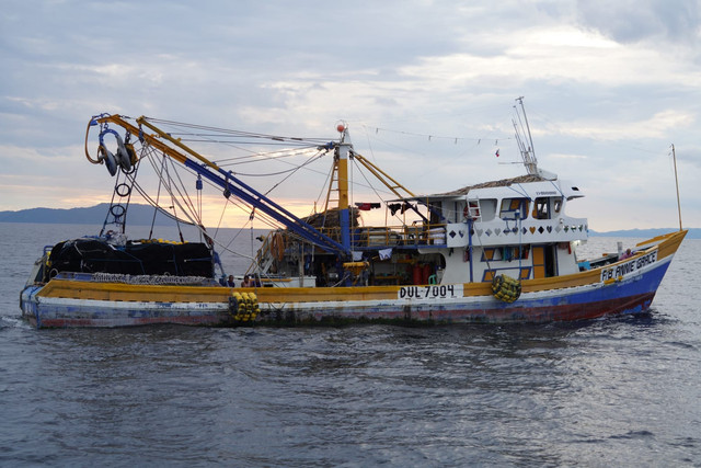 Kapal berbendaera Filipina maling ikan di laut Sulawesi. Dok: KKP.
