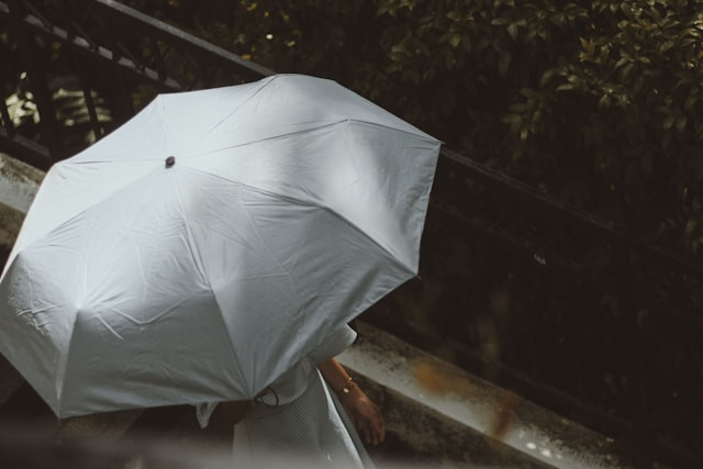 Ilustrasi rekomendasi payung lipat. Foto: Unsplash/Cuc The Thanh