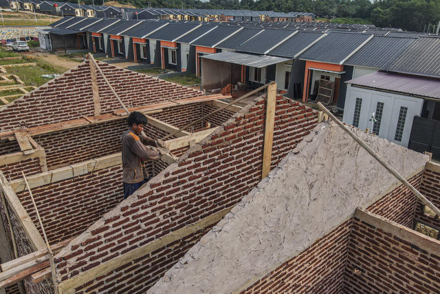 Pekerja menyelesaikan pembangunan rumah subsidi di Kecamatan Puuwatu, Kendari, Sulawesi Tenggara, Kamis (19/6/2025). Foto: ANTARA FOTO/Andry Denisah