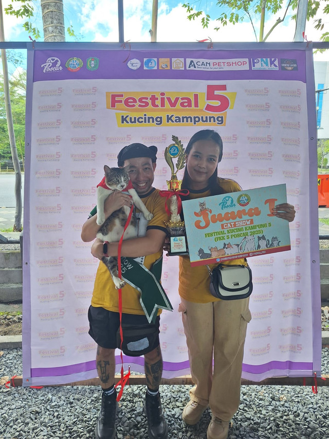 Willy bersama sang istri mengikutsertakan Mikki, kucing mereka di Festival Kucing Kampung 2025 di Pontianak. Foto: Dok. Willy