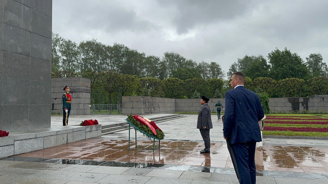 Presiden Prabowo Subianto bersama delegasi mengikuti prosesi peletakan karangan bunga di Piskaryovskoye Memorial Cemetery (tempat memorial) kejadian korban blokade Leningrad (1941-1944) di St. Petersburg, Rusia pada Kamis (19/6/2025). Foto: Luthfi Humam/kumparan