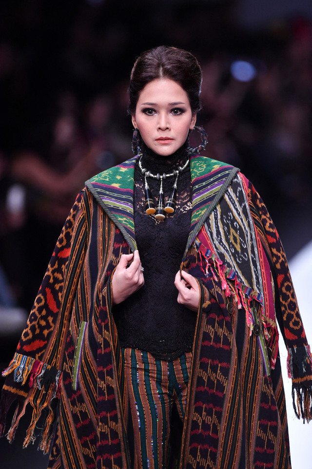 Musisi Indonesia Maia Estianty mempersembahkan karya desainer Indonesia Anne Avantie dalam ajang Jakarta Fashion Week 2019 untuk menggalang donasi bagi para nelayan di Palu dan Donggala, yang terdampak gempa-tsunami. Foto: ADEK BERRY / AFP