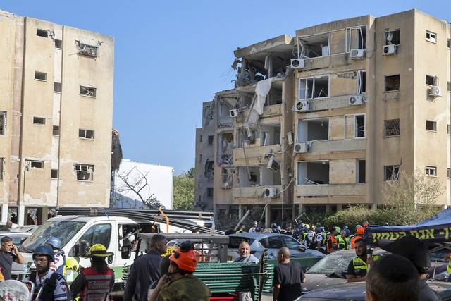 Suasana bangunan rumah sakit Soroka yang hancur akibat serangan Iran ke Israel di Tel Aviv, Israel, Kamis (19/6/2025). Foto: Jack Guez/AFP
