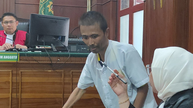 Sugeng Santoso alias Vino alias Rendy menjalani sidang di PN Surabaya atas tindak pidana pemerasan dan pengancaman. Foto: Dok. Mili.id
