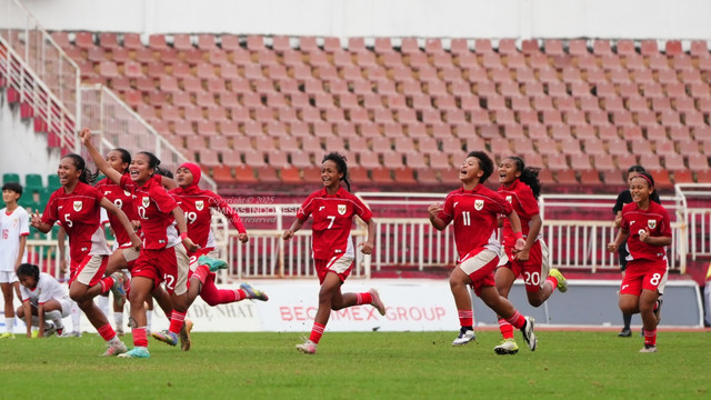 Timnas Wanita Indonesia U-19 usai menang adu penalti kontra Myanmar di Piala AFF Wanita U-19 2025.  Foto: PSSI