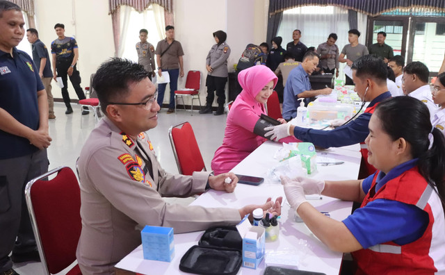 Kapolres Sekadau melakukan pemeriksaan kesehatan dalam kegiatan donor darah. Foto: Dok. Polres Sekadau