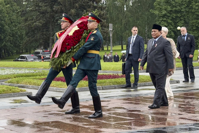 Presiden Prabowo Subianto (kedua kanan) bersiap memberikan penghormatan untuk mengenang tragedi Pengepungan Leningrad di Taman Makam Memorial Piskarovskoye, Saint Petersburg, Rusia, Kamis (19/6/2025). Foto: Genta Tenri Mawangi/ANTARA