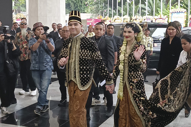 Al Ghazali dan Alyssa Daguise, dalam acara ngunduh mantu, JCC, Jakarta Pusat, Kamis (19/6/2025). Foto: Giovanni/kumparan 