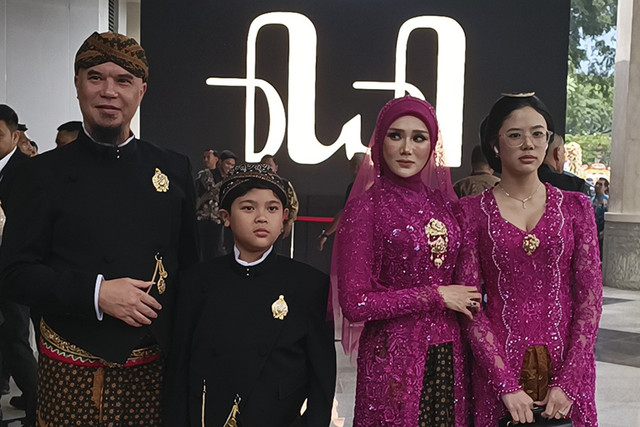 Ahmad Dhani dan Mulan Jameela dalam ngunduh mantu Al Ghazali dan Alyssa Daguise, JCC, Jakarta Pusat, Kamis (19/6/2025). Foto: Giovanni/kumparan 