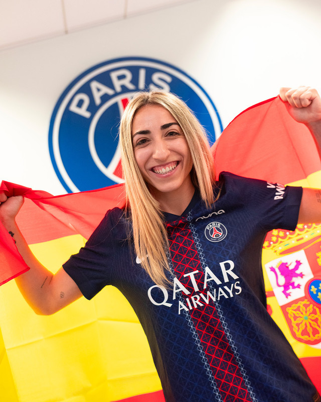 Olga Carmona berpose dengan seragam PSG. Foto: Instagram @psg_feminines