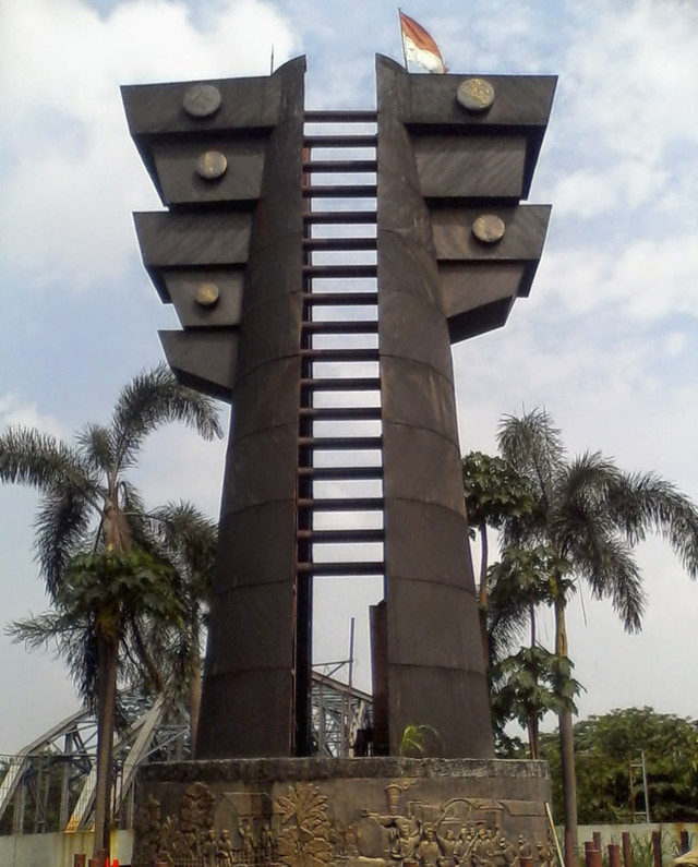 Pelat tembaga Monumen Perjuangan Kali Bekasi, yang berdiri megah di Jalan Ir. H. Juanda, Bekasi Selatan, Kota Bekasi, sebelum dicuri. Foto: Dok. Istimewa