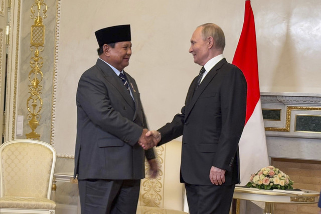 Presiden Prabowo Subianto (kiri) berjabat tangan dengan Presiden Rusia Vladimir Putin (kanan) dalam kunjungan kenegaraan di Istana Konstantine Novsky, St. Petersburg, Rusia, Kamis (19/6/2025). Foto: Genta Tenri Mawangi/ANTARA