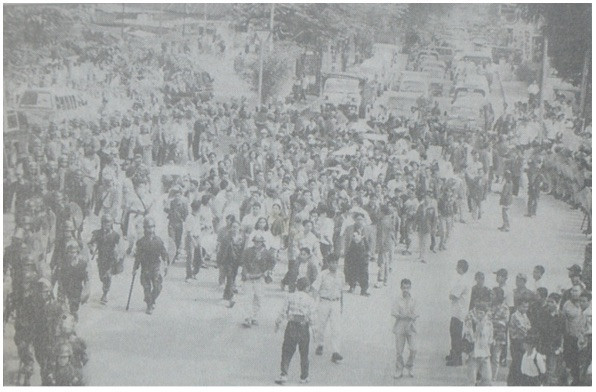 Ratusan mahasiswa UISU diblokir aparat keamanan saat hendak menuju gedung DPRD Sumut. Foto: Waspada, 2 Mei 1998.