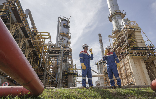Pekerja melakukan pemantauan lapangan di Crude Destillation Unit (CDU) 1 yang menjalankan operasional Block Mode di Kilang Pertamina Internasional Unit Cilacap, Jawa Tengah, Kamis (19/6/2025). Foto: Idhad Zakaria/ANTARA FOTO