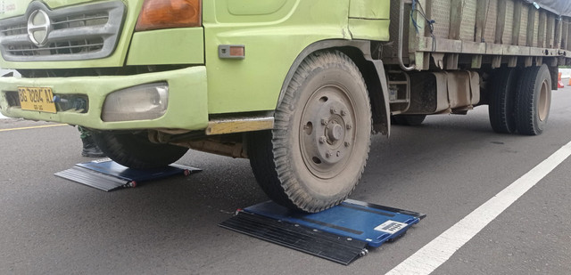 Sidak truk ODOL yang digelar PT Hutama Karya (HK) Regional Sumbagsel di Gerbang Tol Indralaya, Ogan Ilir, Rabu (18/6/2025). Foto: kumparan