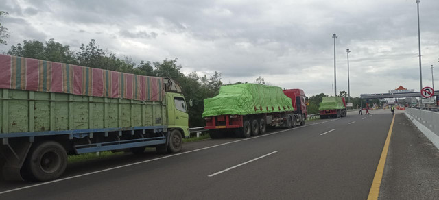 Operasi mendadak truk Over Dimension Over Load (ODOL) yang digelar PT Hutama Karya (HK) Regional Sumbagsel di Gerbang Tol Indralaya, Ogan Ilir, Rabu (18/6/2025) Foto: kumparan