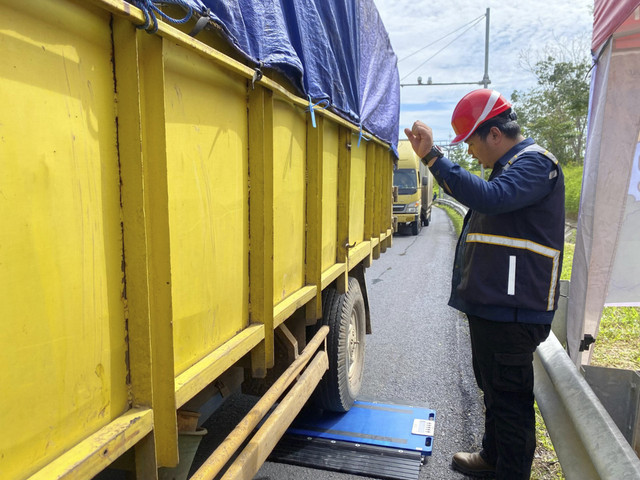 Operasi mendadak truk Over Dimension Over Load (ODOL) hari kedua yang digelar PT Hutama Karya (HK) Regional Sumbagsel di Gerbang Tol Prabumulih, Kamis (19/6/2025). Foto: kumparan