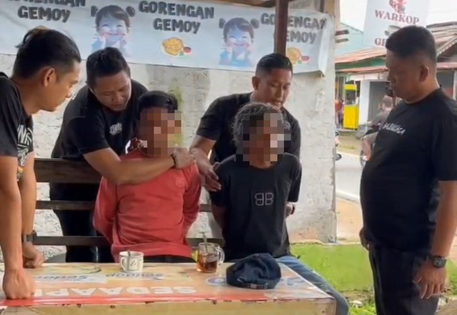 2 pelaku berhasil diamankan saat duduk ngopi sambil mau transaksi motor curian tersebut. Foto: Istimewa.