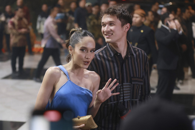 Aktris Cinta Laura bersama kekasihnya Arya Vasco tiba saat menghadiri resepsi pernikahan Al Ghazali dan Alyssa Daguise di Jakarta International Convention Center (JICC), Senayan, Jakarta, Kamis (19/6/2025). Foto: Agus Apriyanto