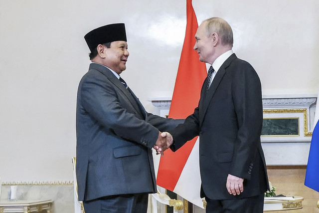 Presiden Prabowo Subianto (kiri) berjabat tangan dengan Presiden Rusia Vladimir Putin (kanan) dalam kunjungan kenegaraan di Istana Konstantine Novsky, St. Petersburg, Rusia, Kamis (19/6/2025). Foto: Instagram/ @presidenrepublikindonesia