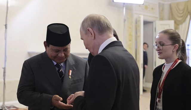 Presiden RI Prabowo Subianto dan Presiden Rusia Vladimir Putin bertukar cenderamata usai pertemuan bilateral di St Petersburg Rusia. Foto: Youtube/ Sekertariat Presiden