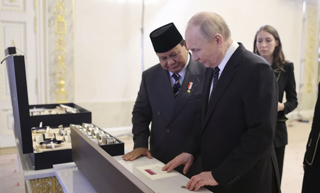 Presiden RI Prabowo Subianto dan Presiden Rusia Vladimir Putin bertukar cenderamata usai pertemuan bilateral di St Petersburg Rusia. Foto: Youtube/ Sekertariat Presiden
