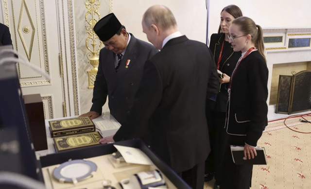 Presiden RI Prabowo Subianto dan Presiden Rusia Vladimir Putin bertukar cenderamata usai pertemuan bilateral di St Petersburg Rusia. Foto: Youtube/ Sekertariat Presiden