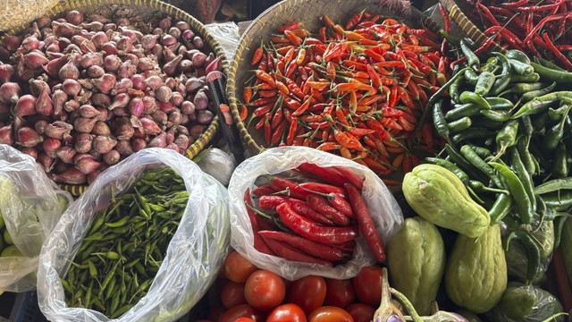 Pantauan harga pangan di Pasar Kramat Jati, Jumat (20/6/2025). Foto: Ave Airiza Gunanto/kumparan