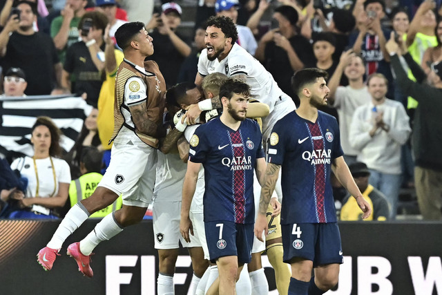 Sejumlah pemain Botafogo berselebrasi usai rekan setimnya Igor Jesus mencetak gol ke gawang Paris Saint-Germain pada pertandingan Piala Dunia Antarklub 2025 grup B di di Stadion Rose Bowl, California, Amerika Serikat, Kamis (19/6/2025). Foto: Frederic J. Brown/AFP