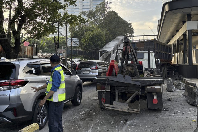 Proses Evakuasi oleh Petugas terkait kecelakaan lalu lintas tunggal sebuah kendaraan truk hilang kendali. Foto: X/ @TMCPoldaMetro