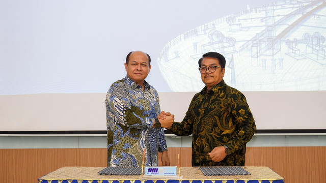 CEO PT PAL Indonesia Kaharuddin Djenod (kiri) dan CEO Pertamina International Shipping Surya Tri Harto (kanan) pada penandatangan kerja sama. Foto: Dok. Pertamina