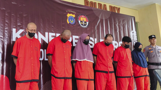 Polda DIY menampilkan 6 dari 7 tersangka kasus mafia tanah dengan korban Mbah Tupon, Jumat (20/6/2025). Foto: Arfiansyah Panji Purnandaru/kumparan