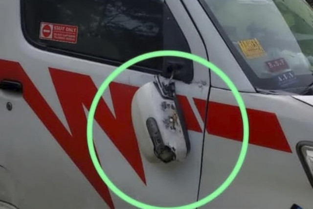 Ambulans yang dirusak oknum massa sopir truk yang demo kebijakan ODOL di Ring Road Solo, Kamis (19/6/2025).  Foto: Istimewa