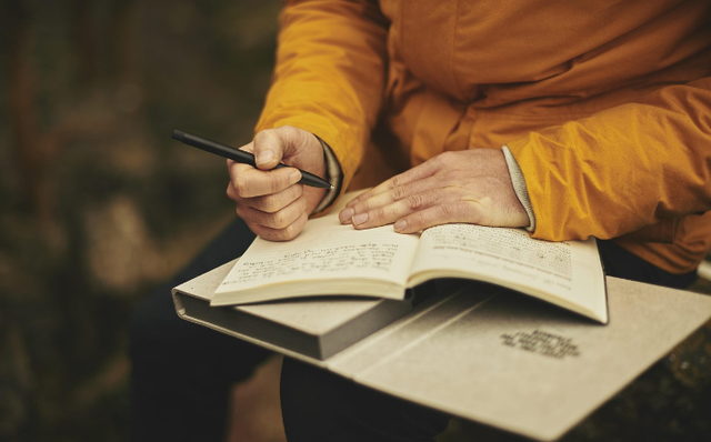 Ilustrasi soal "Sebutkan dua strategi utama dalam menginternalisasi nilai dalam pembelajaran" PPG 2025. Foto: Pixabay/Pexels
