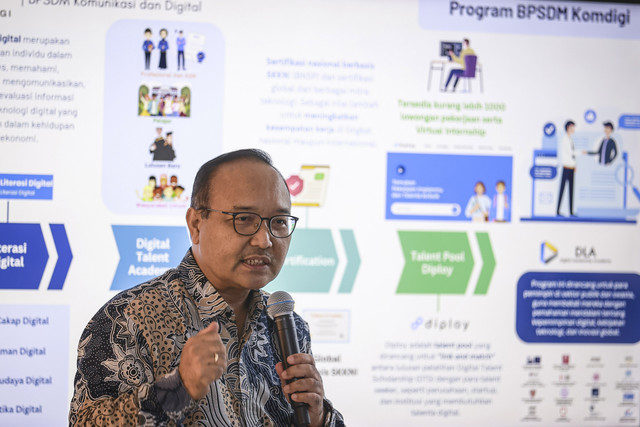 Kepala Badan Pengembangan Sumber Daya Manusia (BPSDM) Komunikasi dan Digital Bonifasius Wahyu Pudjianto menyampaikan paparan pada acara "Ngopi Bareng" di Kemkomdigi, Jakarta, Jumat (20/6/2025). Foto: Dhemas Reviyanto/ANTARA FOTO