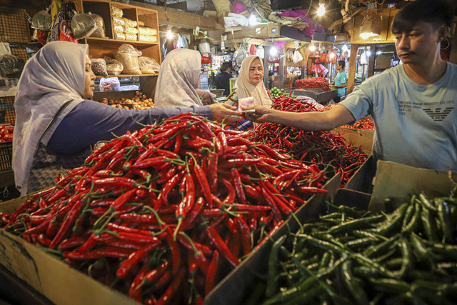Pedagang melayani pembeli yang membeli cabai di Pasar Senen, Jakarta, Jumat (20/6/2025). Foto: Iqbal Firdaus/kumparan