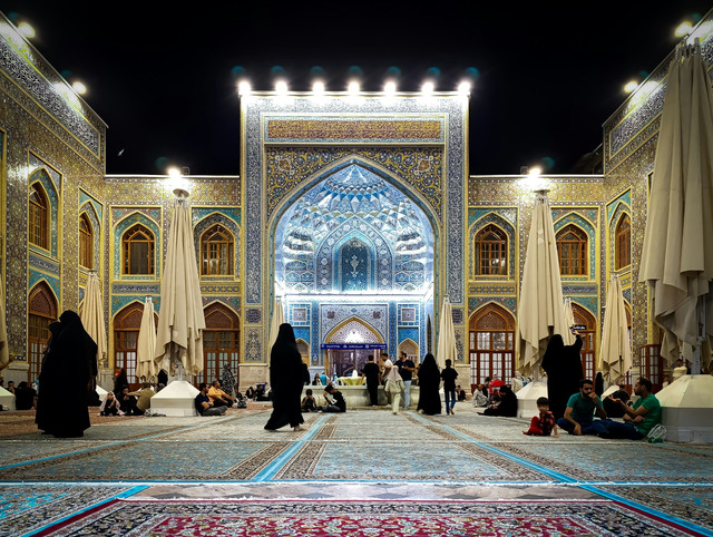 Ilustrasi Muslimah di lingkungan masjid, berpakaian longgar dan sopan saat beribadah. https://unsplash.com/photos/a-group-of-people-sitting-on-the-ground-in-front-of-a-building-T2AoiBQ-kWA