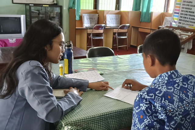 Pendampingan siswa SMP tak bisa baca di Kabupten Buleleng. Foto: Dok. Istimewa