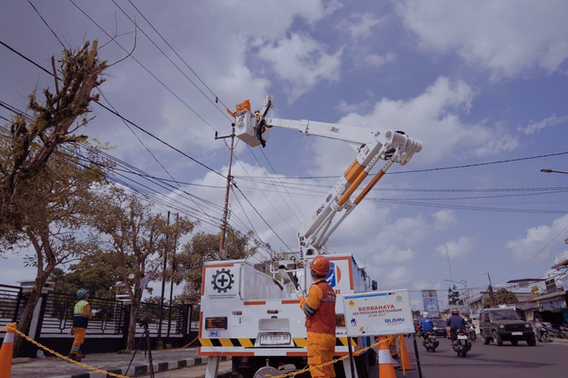 Petugas PLN saat memperbaiki gangguan kelistrikan. Foto: Dok. PLN