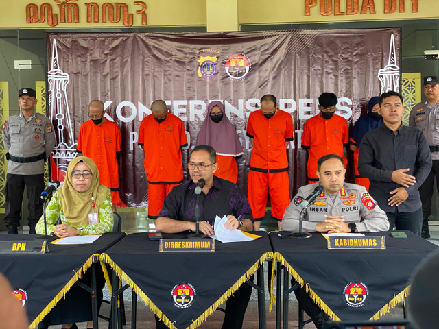 Konferensi pers kasus mafia tanah yang menimpa Mbah Tupon di Mapolda DIY, Jumat (20/6). Foto: Pandangan Jogja/Resti Damayanti