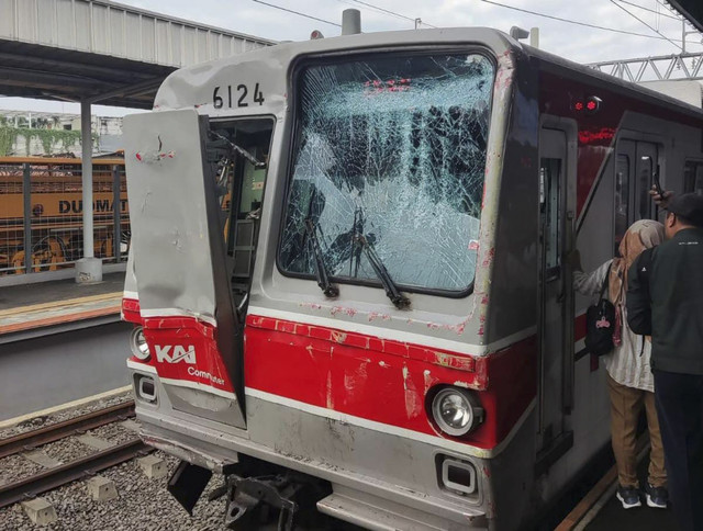 Kondisi gerbong commuter line yang rusak akibat ditabrak truk di Tangerang, Jumat (20/6/2025).  Foto: Istimewa