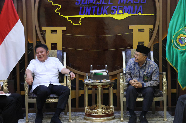 Gubernur Sumsel Herman Deru saat melakukan audiensi bersama Ketua Pengadilan Tinggi Agama (PTA) Palembang yang baru, Abdullah, di Kantor Gubernur Sumsel, Jumat (20/6/2025). Foto : Humas Pemprov Sumsel