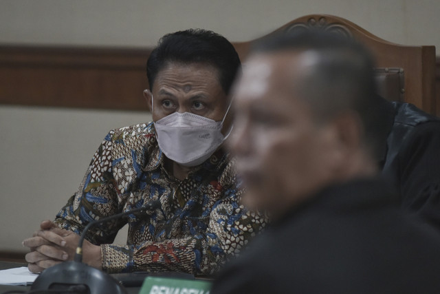 Eks Ketua PN Surabaya Rudi Suparmono duduk sebagai terdakwa korupsi di Pengadilan Tipikor, Jakarta Pusat, Jumat (20/6/2025). Foto: Fakhri Hermansyah/ANTARA FOTO