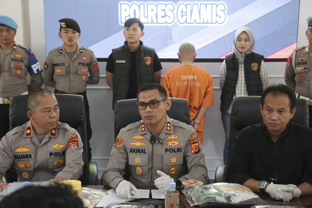 Mapolres Ciamis melakukan konferensi pers atas kasus pelecehan seksual seorang guru ngaji berinisial NHN (25) kepada muridnya. Foto: Dok. Humas Polda Jabar
