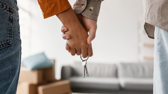 Ilustrasi tinggal bersama pasangan tanpa ikatan pernikahan (living together). Foto: Prostock-studio/Shutterstock